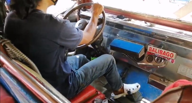 Ilyet még nem láttunk: lábbal vált sebességet ez a sofőr