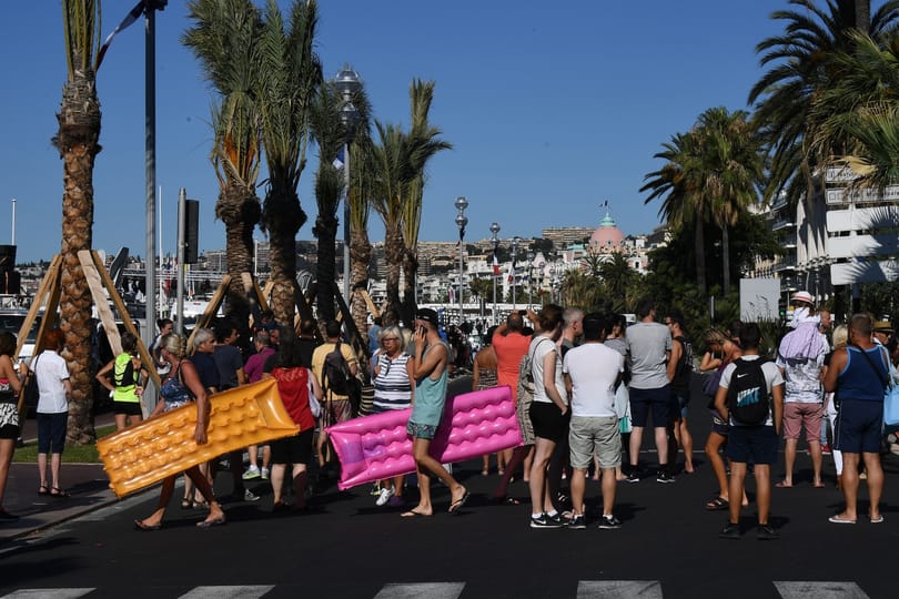 Matraccal vonulnak a franciák a terrortámadás helyszínére