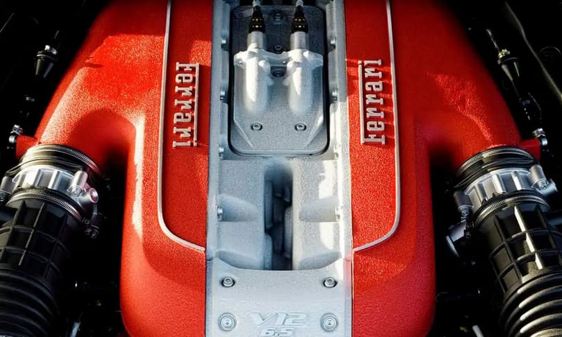 Tovább feszítik a húrt: 830 lóerőnél erősebb V12 jön a Ferraritól