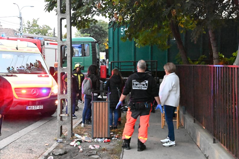 Kidöntött egy kerítést egy teherautó Budapesten, az pont egy gyerekre dőlt, aki a helyszínen meghalt