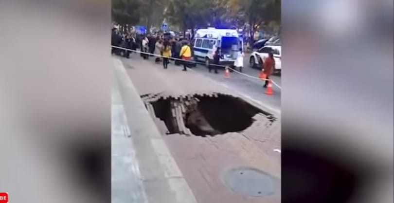 Váratlanul beszakadt az egész járda egy nő alatt Kínában - videó