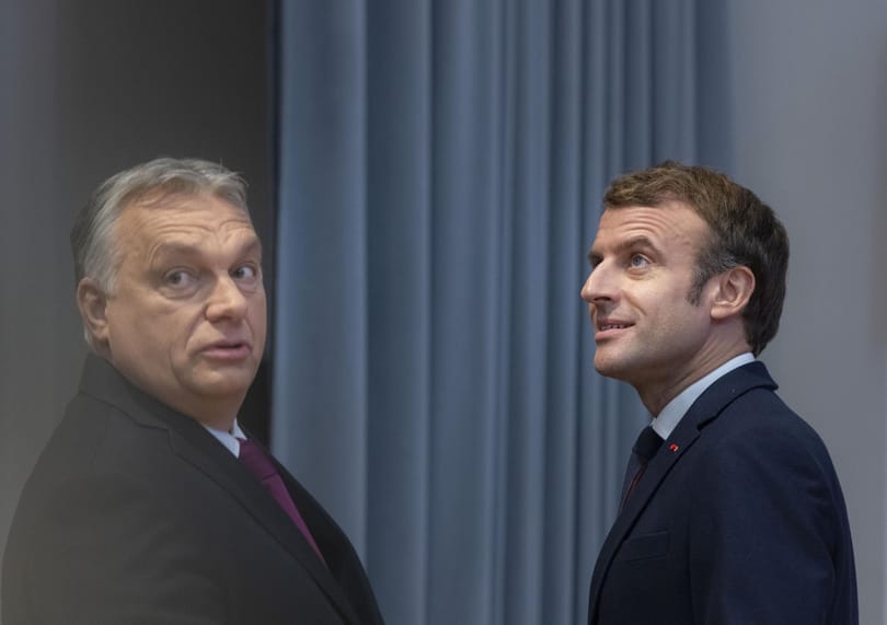 Simán bejutott, Macron mellett szelfizett a TEK által biztosított V4-csúcson Szabó Bálint