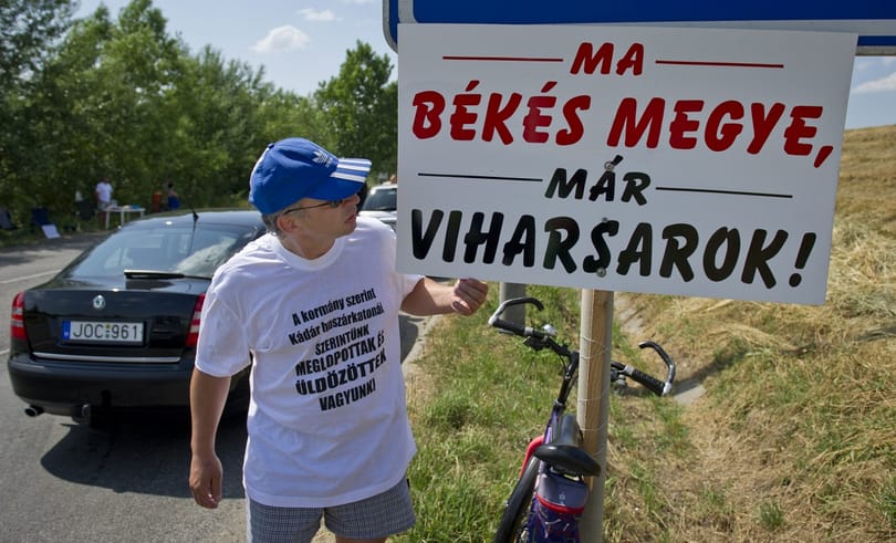 Félpályás útlezárással tiltakoznak a Békés megyei rendvédelmisek