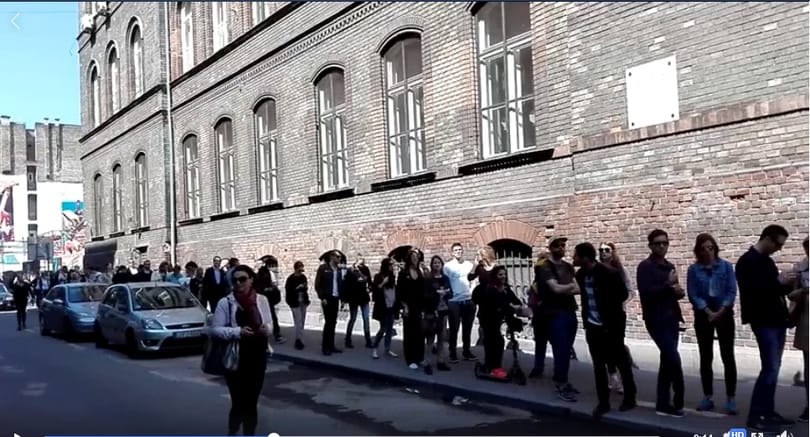 Pécstől a budapesti Kertész utcáig kígyóznak a sorok a szavazóurnák előtt