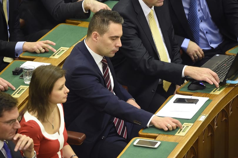 Fegyverkereskedővel hozta hírbe Vonát a kormánypárti lap