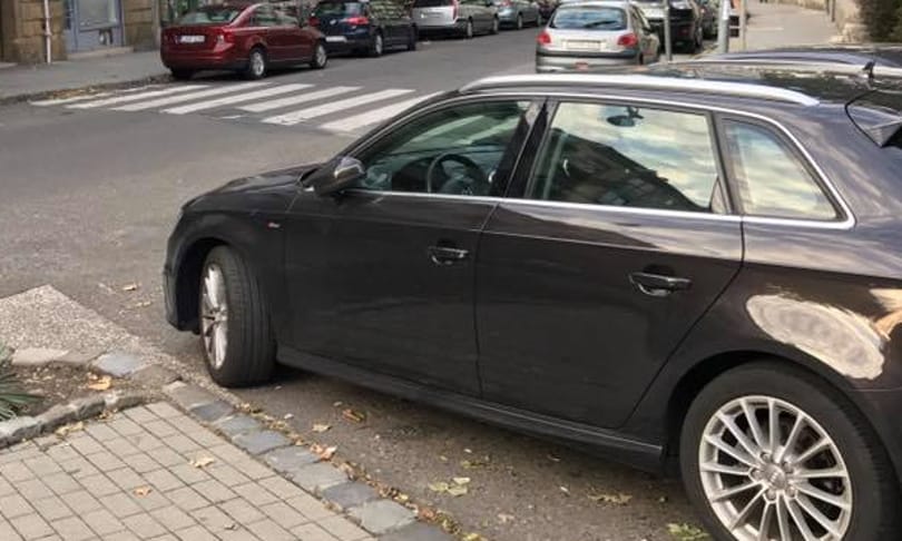 A nap fotója: ha sehol sincs hely, parkolj a kereszteződésben