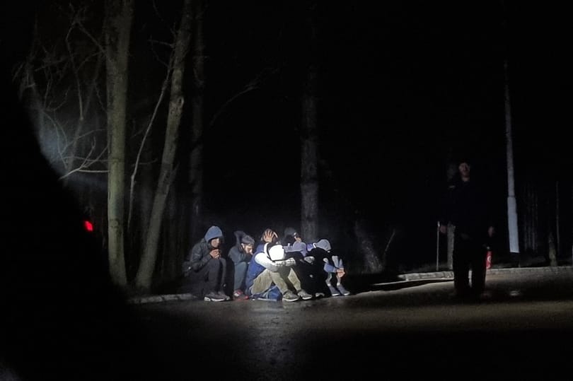 Bemutatjuk, hogyan jutnak át a határkerítésen a menekültek, és hogyan kapják el őket a polgárőrök