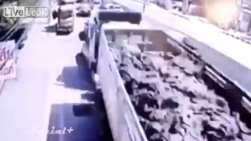 Videó: Így pusztít a forgalmi dugóban egy fékhibás kamion