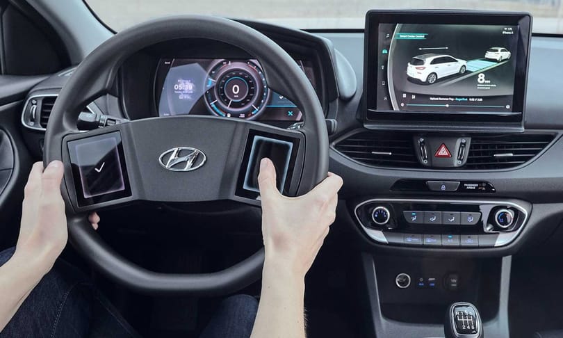 A Hyundai szerint jó ötlet két érintőkijelzőt tenni a kormányra – és Ön szerint?