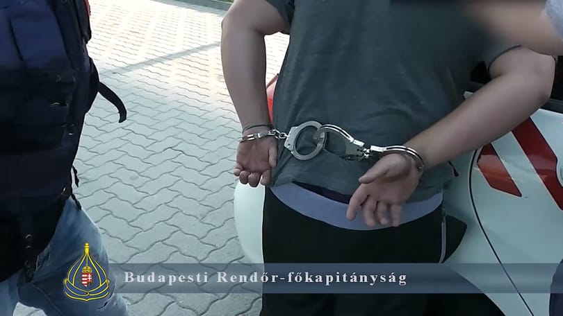 Nem érdekelte a szlovák kamionost, hogy kisgyerekek is ülnek az autóban, betörte a kocsi hátsó ablakát