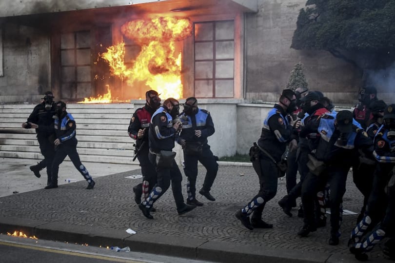 Molotov-koktéllal dobálták az albán miniszterelnöki hivatalt és a parlamentet a tüntetők