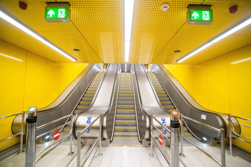 Képeken a felújított Deák Ferenc téri és a Ferenciek terei metróállomások