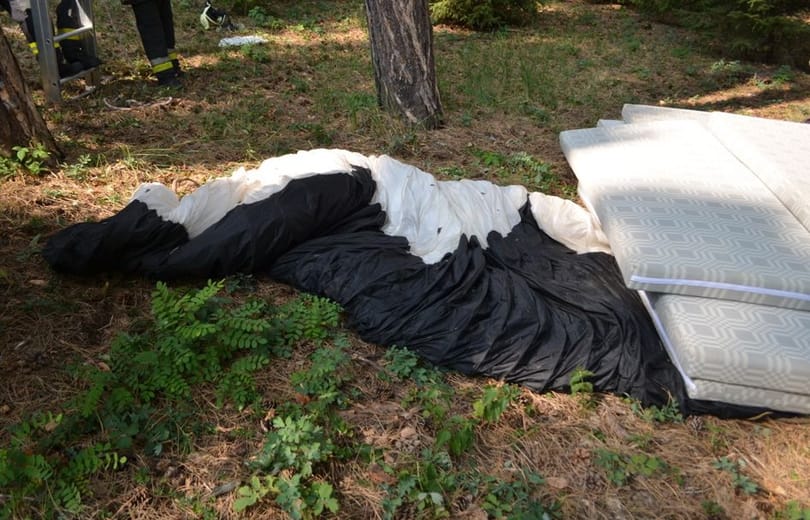Fotók: A fán lógott az elakadt siklóernyős, a rendőrök és alpinisták szedték le