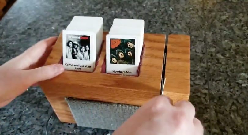 Csak karácsonyra készített ajándékot az apjának, de az egész internet imádja a házi zenedobozt – videó