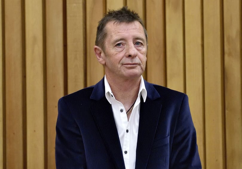 Megint házi őrizetben az AC/DC hétvégén börtönbe visszaszállított dobosa