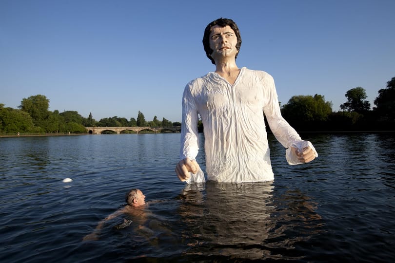 Fotó: Óriás Mr. Darcy emelkedik ki a habokból