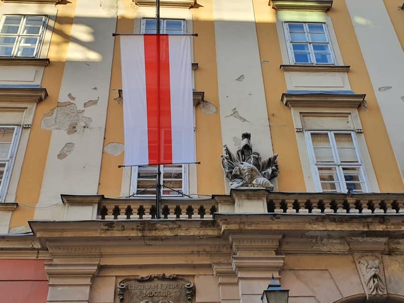 Történelmi belarusz zászló került a budapesti városházára