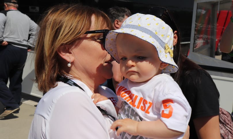 A nap fotója: Hajrá apuci! Michelisz 1 éves kislánya is a Hungaroringen szurkol