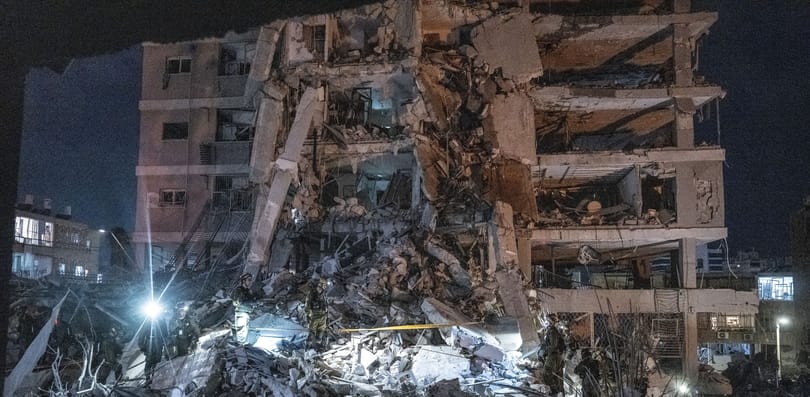 13-ra nőtt a halottak száma Izraelben, az IDF felszólította a reaktorok közelében élő irániakat, hogy hagyják el az otthonukat – élő