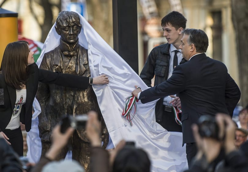 Kosztolányi-szobrot leplezett le Orbán Viktor a határon túl