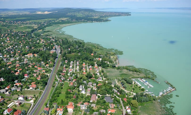Felborult egy vitorlás a Balatonon, három ember vízbe esett