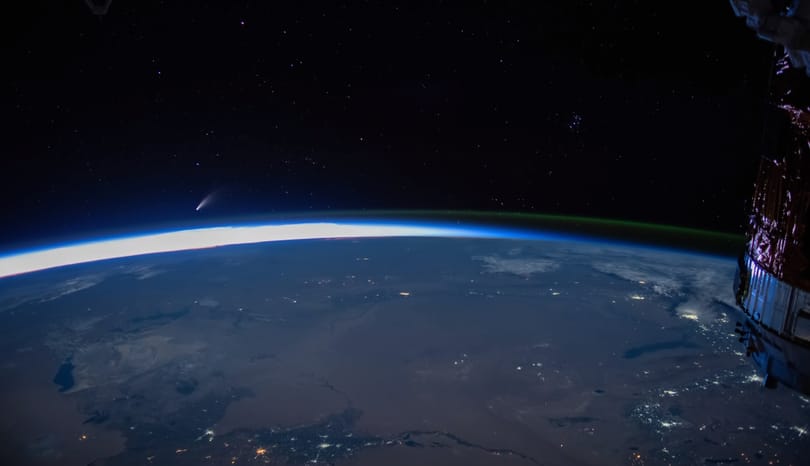 Ha bírja a gépe, indítsa el: csodálatos videó jött az űrből a NEOWISE-üstökösről