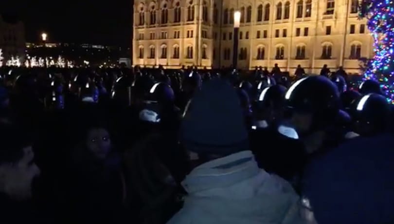 A tüntető szerint ő csak beesett a rendőrsorfal mögé, erre hivatalos személy elleni erőszakkal gyanúsítják