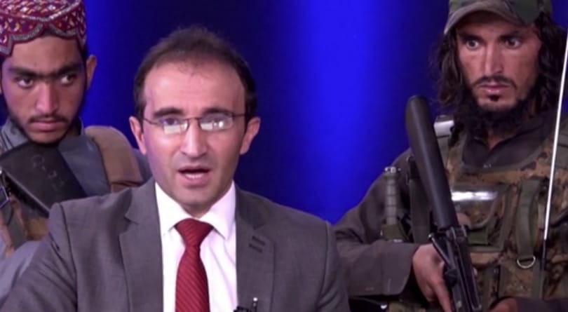 Szürreális jelenet egy afgán tévéstúdióban: fegyveres tálibok vették körbe a bemondót