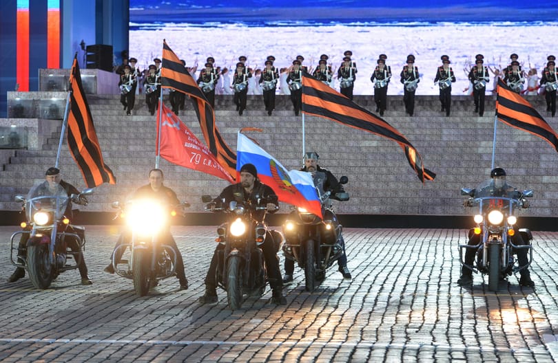 Magasról tesz a kormány a vörös csillagra, ha Keletről jön