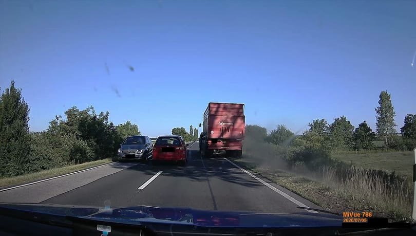 A rendőrök előtt kezdett életveszélyes előzésbe a Honda