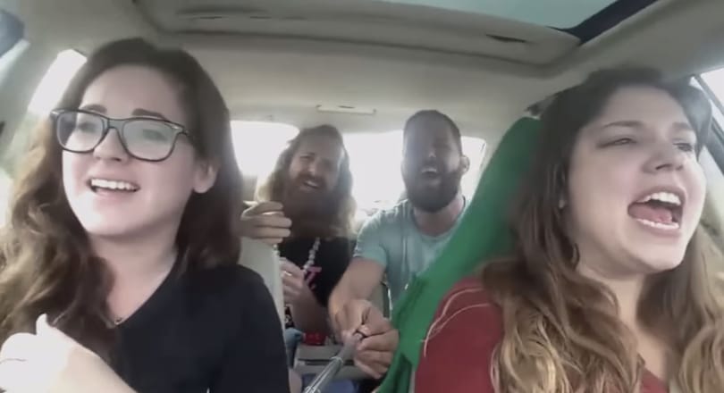 Videó: Szelfiztek az autóban, és közben felborultak vele