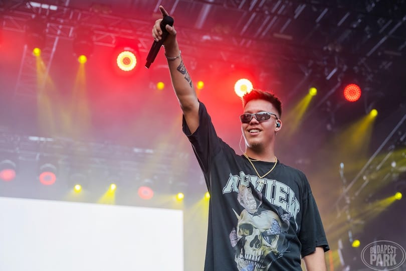 Manuelt négy ember vitte le a Budapest Park színpadáról, miután lesérült koncert közben