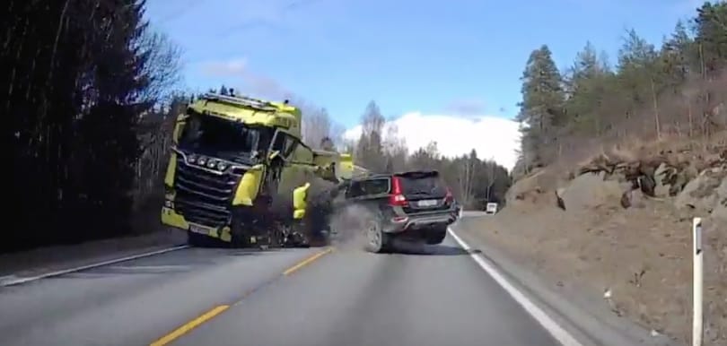 Szemből érkező kamionnal ütközött a Volvo, mégis megmenekült a sofőr – videó