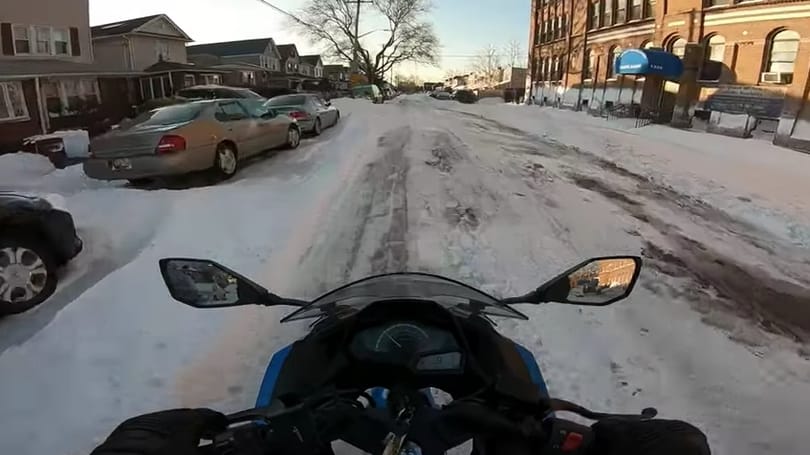 Videó: Ezért ne üljön senki télen motorra