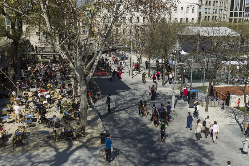 Fotók: megnyílt az átalakított Erzsébet tér