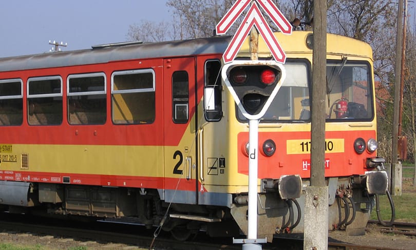 Vonattal ütközött egy autó Nyírbátorban, száz méteren keresztül tolta maga előtt a roncsot