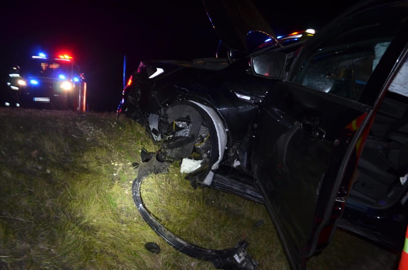 Átrepült egy körforgalmon egy száguldó autós Balatonakarattyánál – videó