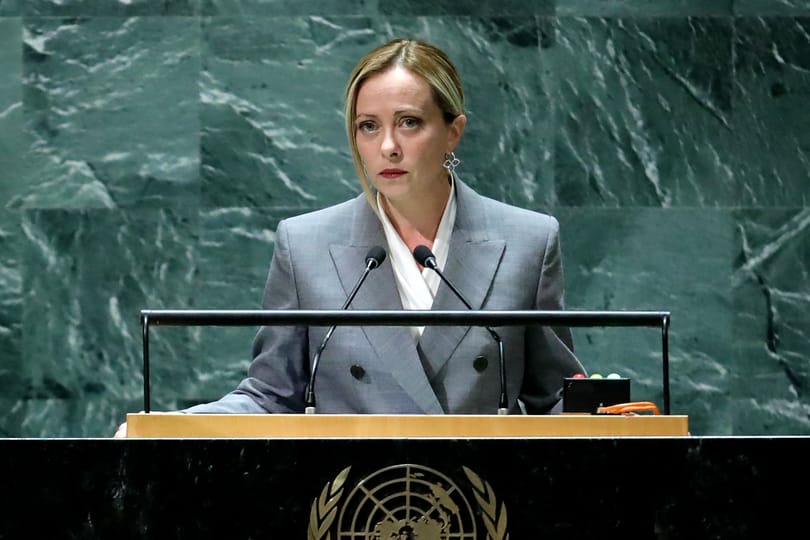 Neue Zürcher Zeitung: Giorgia Meloni a polgári jobbközépre terelné pártját, de ennek van némi akadálya