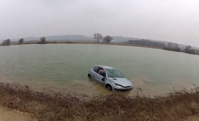 Ilyen belülről, amikor autóval borulnak a folyóba – videó