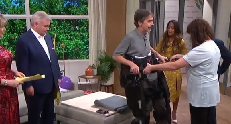 Robotvázat kapott, hogy oltárhoz kísérhesse lányát az esküvőjén