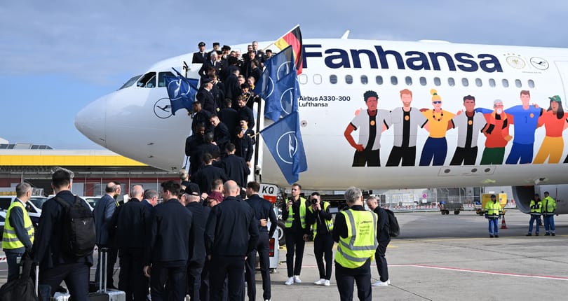 Az angol és a német válogatott is LMBTQ+ festésű géppel megy a világbajnokságra