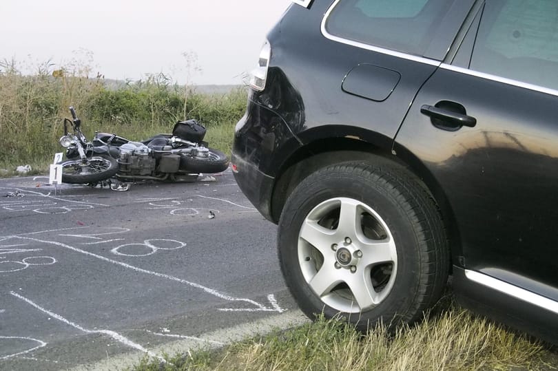 Tolató terepjáró gázolt halálra egy motorost Kiszombornál