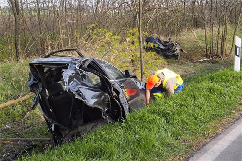 Fotó: ketté szakadt egy autó Hódmezővásárhelynél