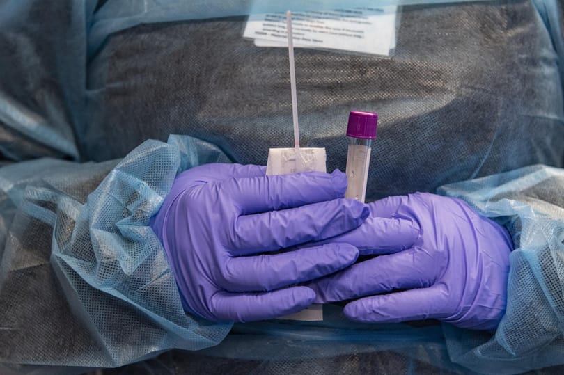 Hárommilliárd forintnyi PCR-tesztet dobtak ki az Országos Vérellátó Szolgálatnál
