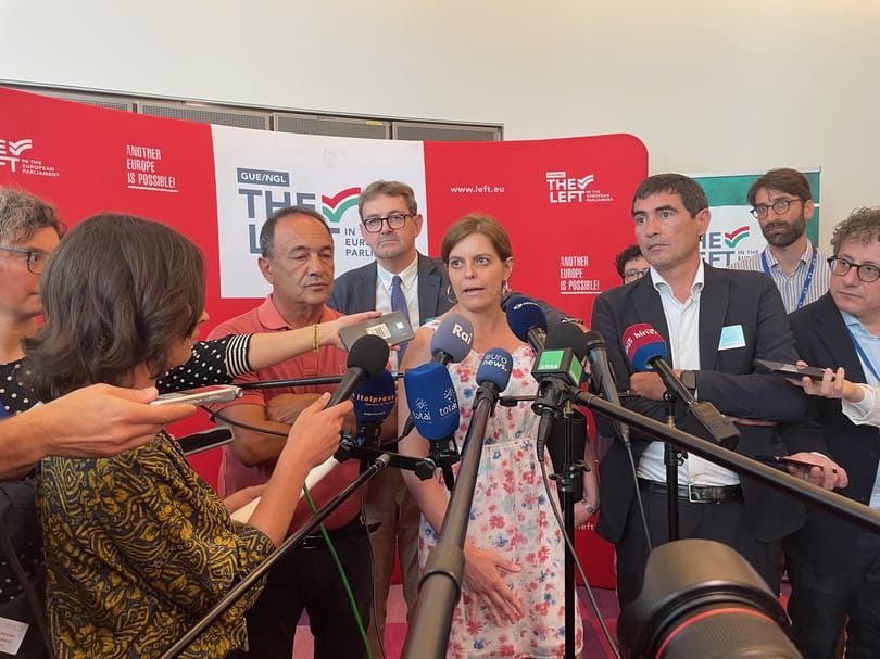 Ilaria Salis friss EP-képviselőként üzent arról, hogy tartották fogva jogsértően “Orbán Magyarországán”