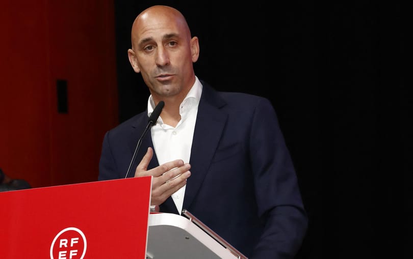 Távoltartási végzést kapott a bukott spanyol sportvezető, aki szájon csókolt egy focistanőt