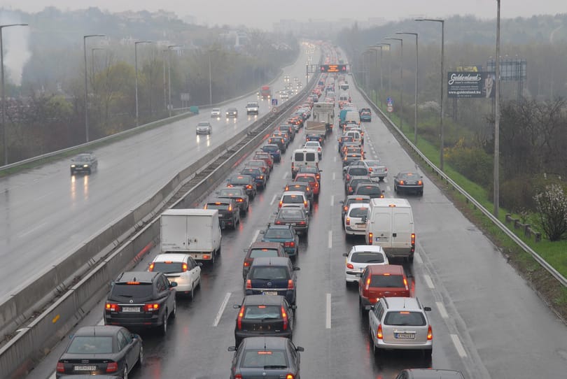 Betontömbök zuhantak az útra az M1-esen – egy sávon halad a forgalom