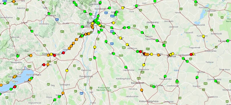 Az ország két igen forgalmas vonalán is órákat késnek a vonatok