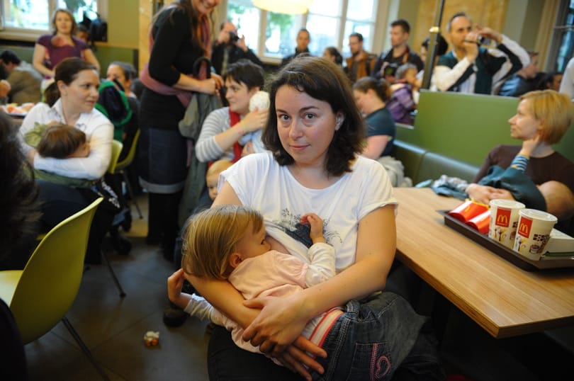 Fotók: Szoptató anyák lepték el a Nyugati téri McDonald'sot