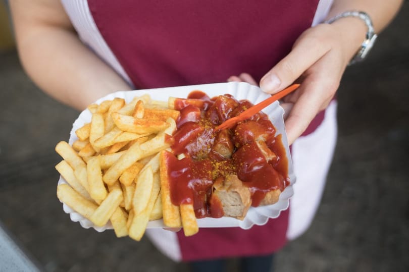 Gerhard Schrödert kiborította, hogy eltűnik a currywurst az egyik német autógyár menzájáról